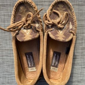 Manitobah Mukluks size 7.5. Tan suede with beautiful design.